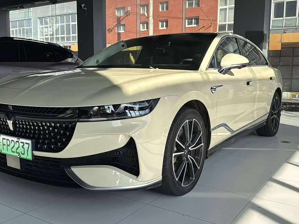 VOYAH Lantu chasing light