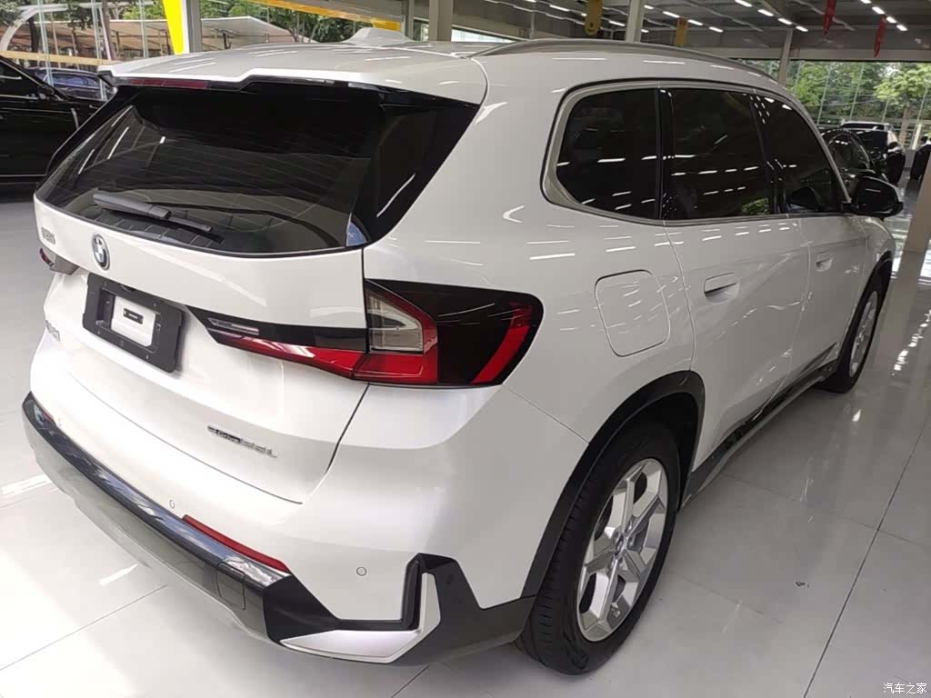 BMW iX1, 2025 7
