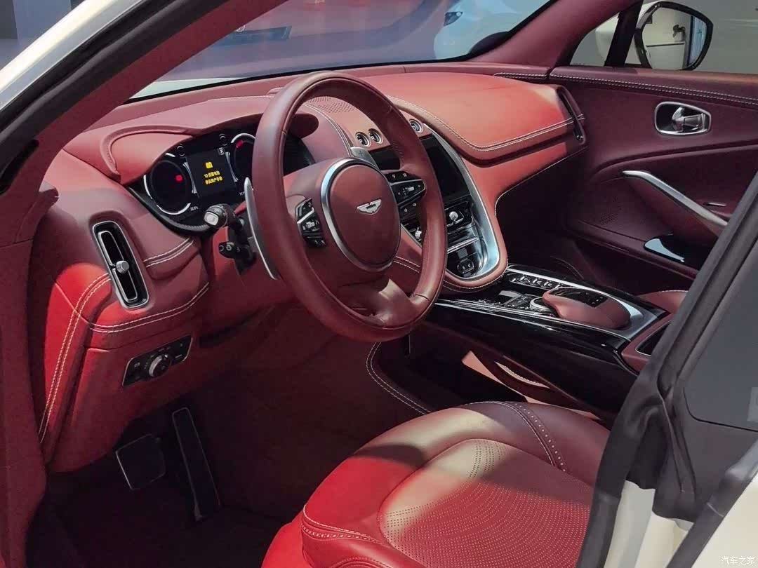 Aston Martin DBX, 2025 7