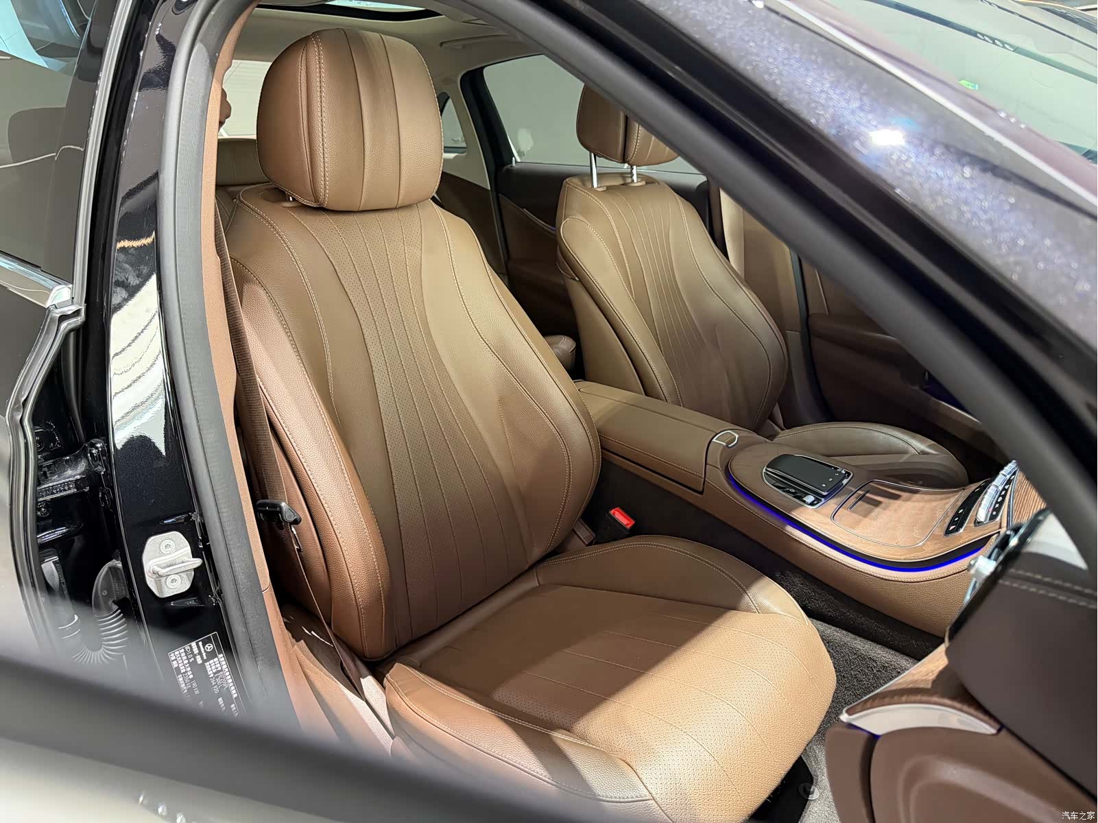 Mercedes-Benz E-Class, 2023 14