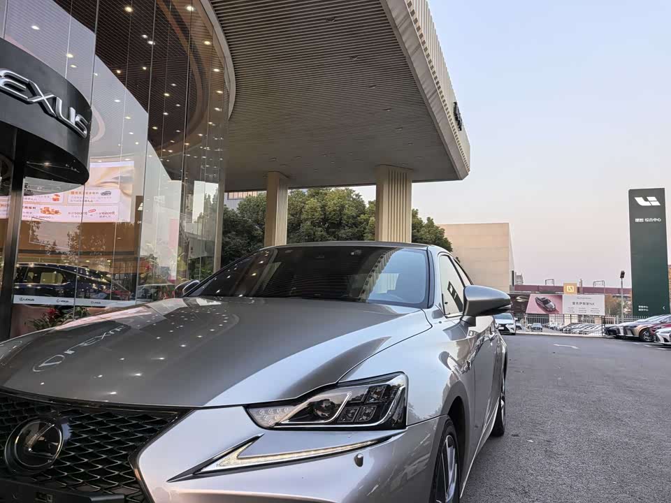 Lexus IS