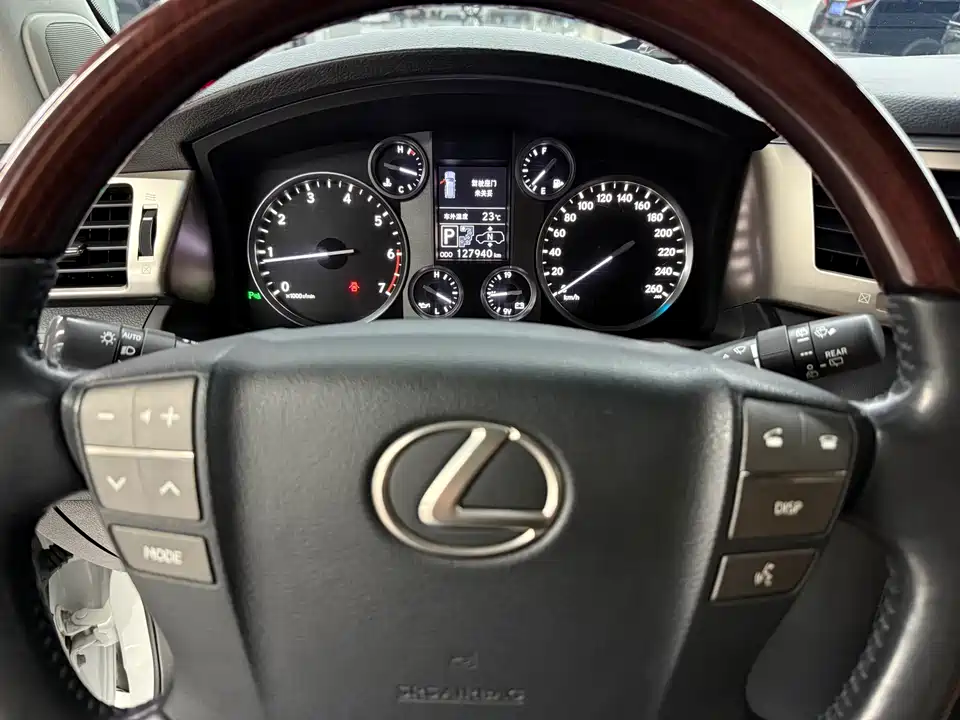 Lexus LX