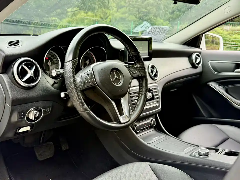 Mercedes-Benz GLA Mercedes-Benz GLA