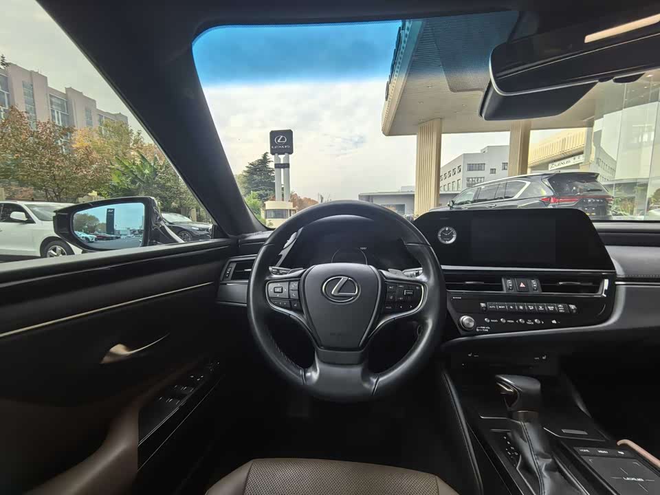 Lexus ES