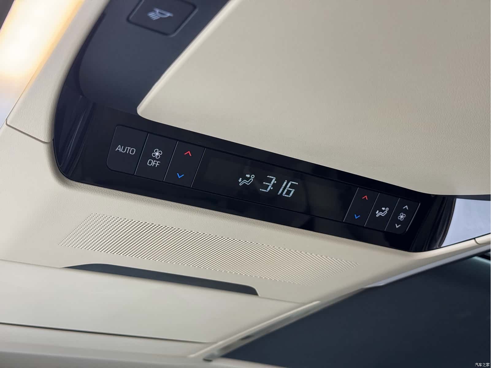 Toyota Alphard, 2023 19