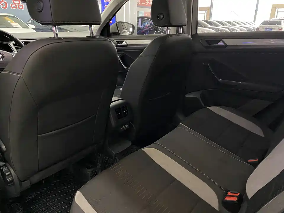 Volkswagen T-ROC exploring Songs