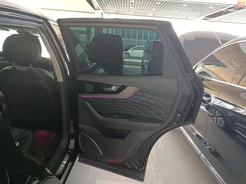 Hongqi HS5