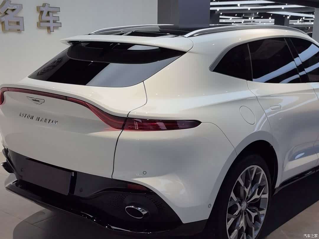 Aston Martin DBX, 2025 11