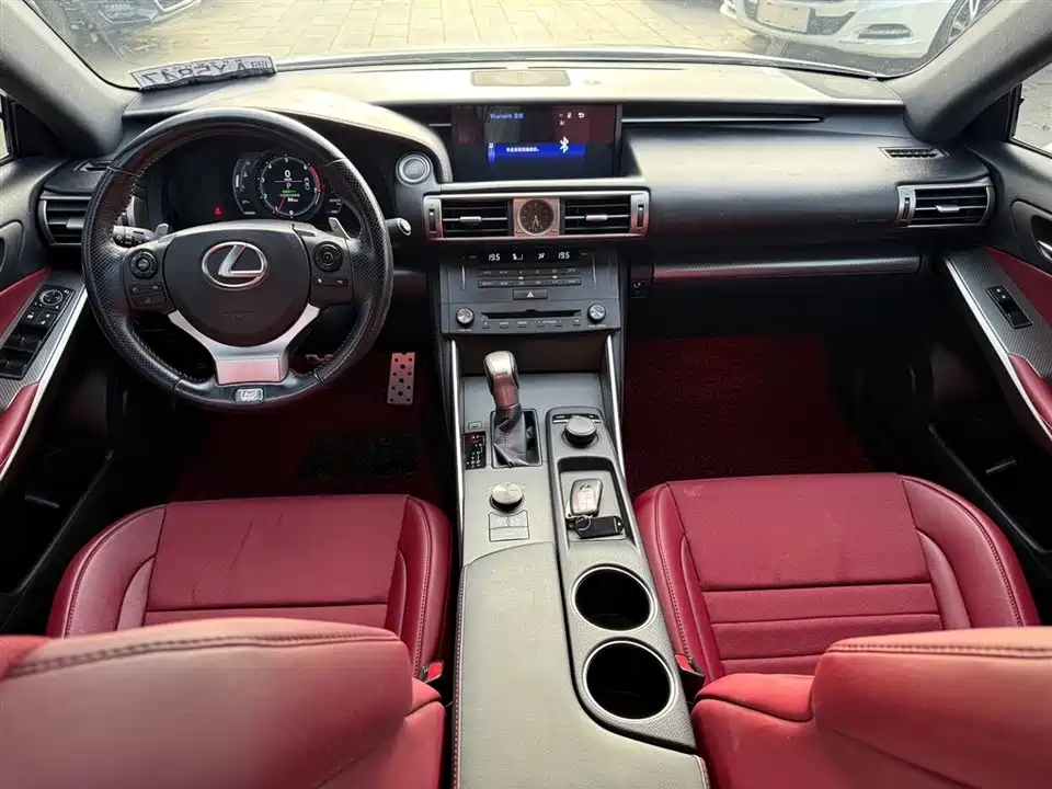 Lexus IS