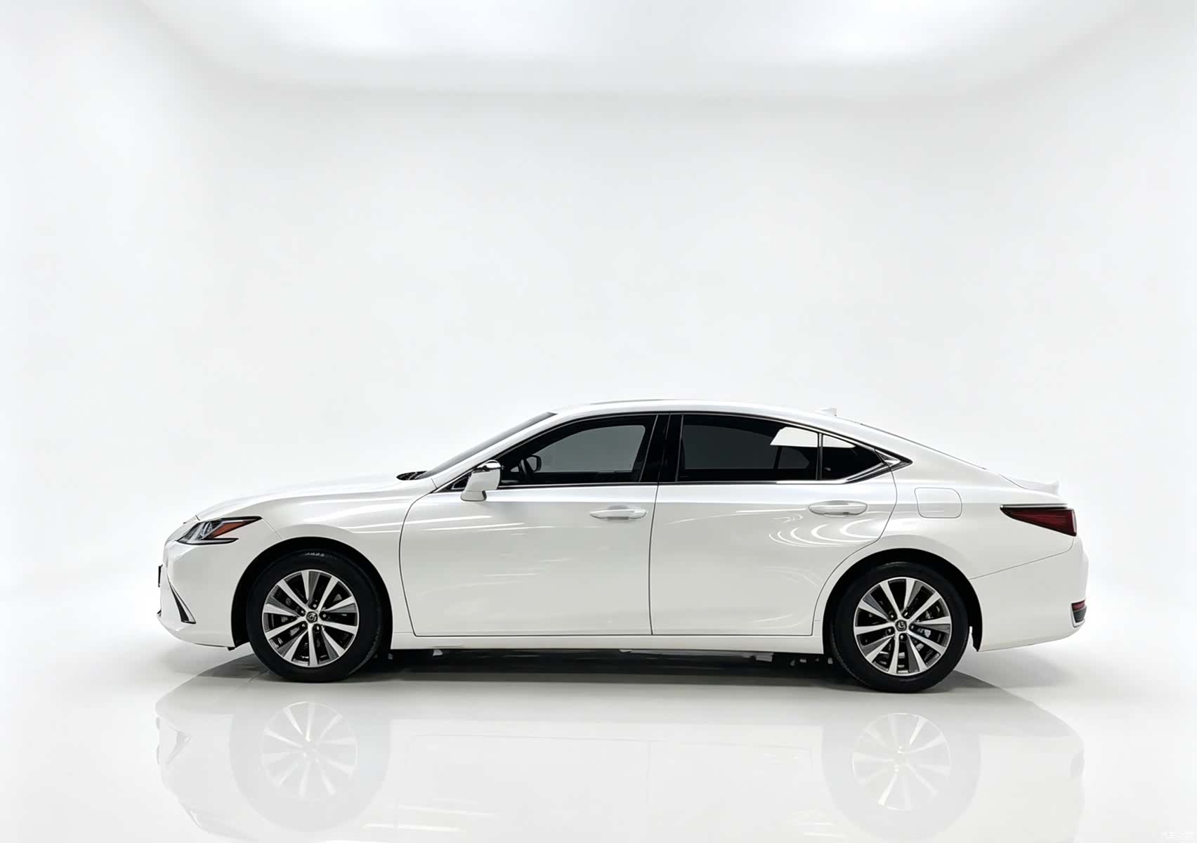 Lexus ES, 2021 все фото