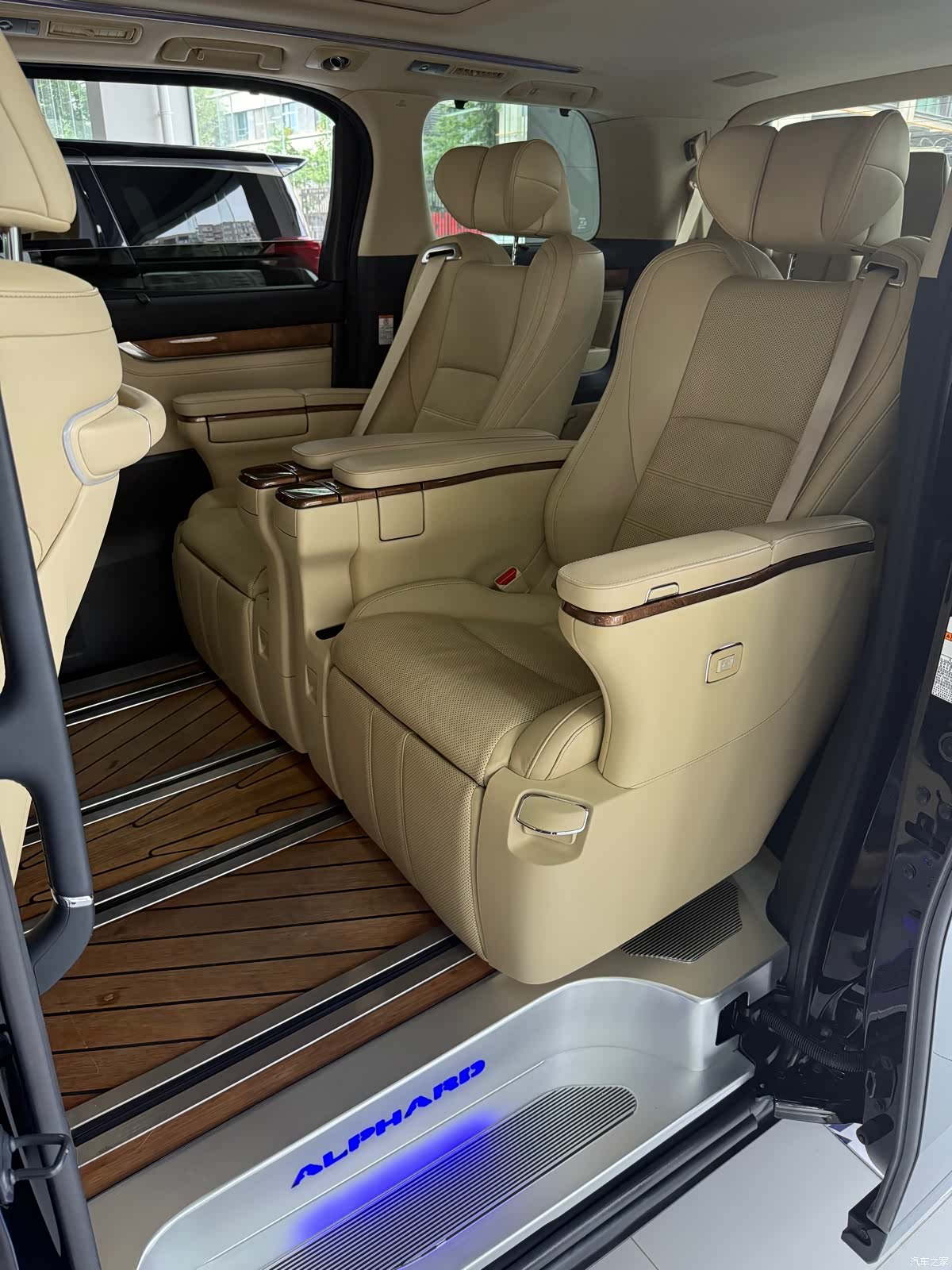 Toyota Alphard, 2017 3