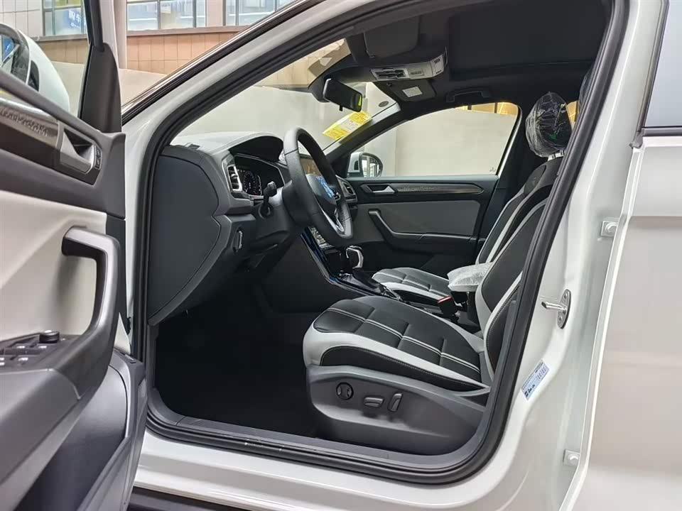 Volkswagen T-ROC exploring Songs