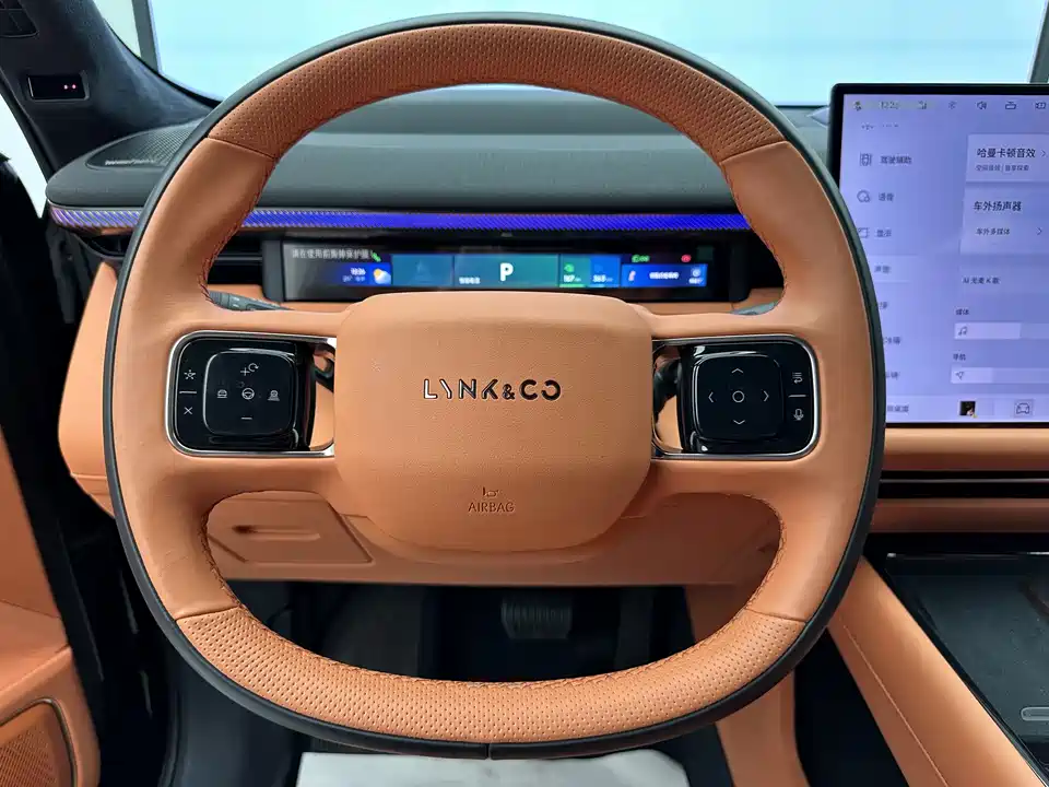Lynk & Co 900