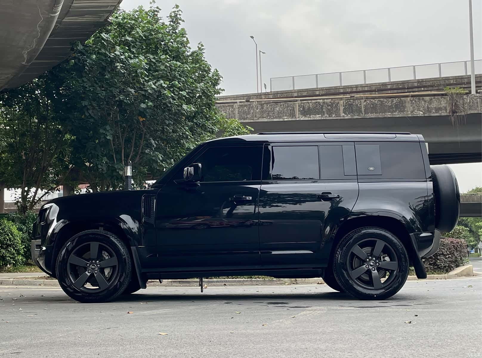 Land Rover Defender, 2023 3