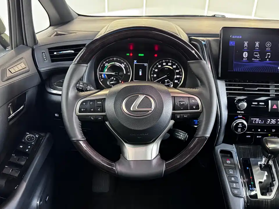 Lexus LM