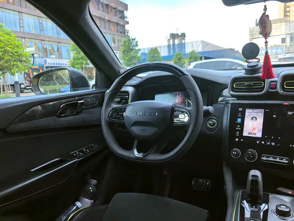 Lynk & Co 03
