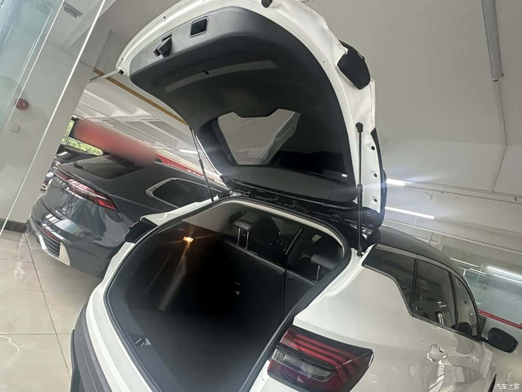 Geely Coolray, 2024 13