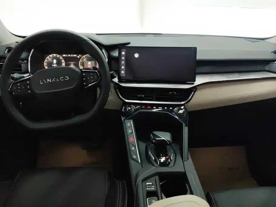 Lynk & Co 06