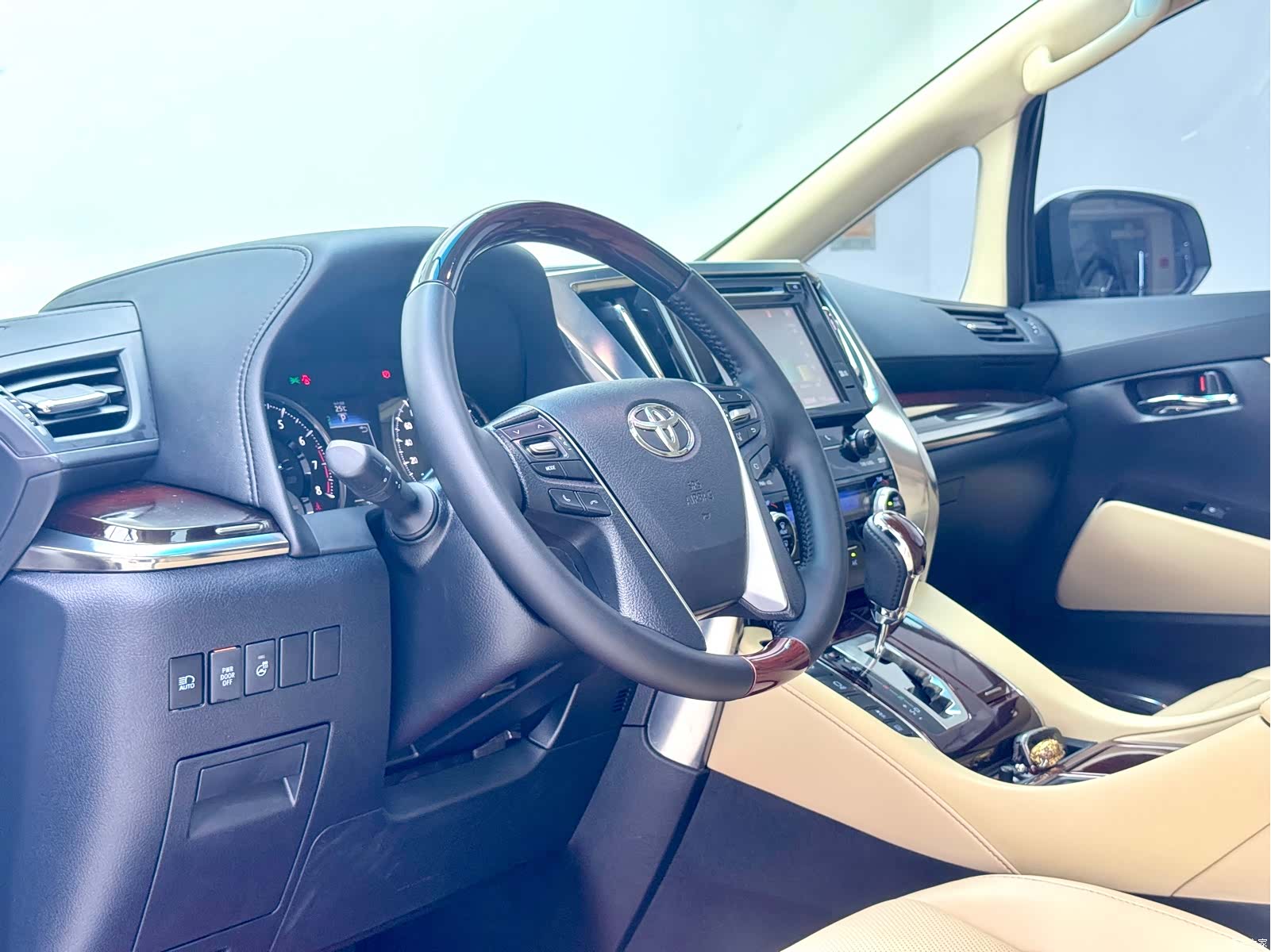 Toyota Alphard, 2015 10