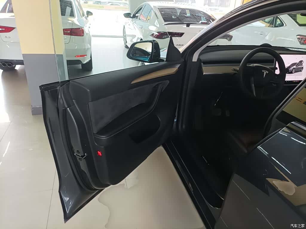 Tesla Model Y, 2023 16