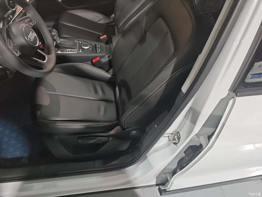 Audi Q2L, 2020 11
