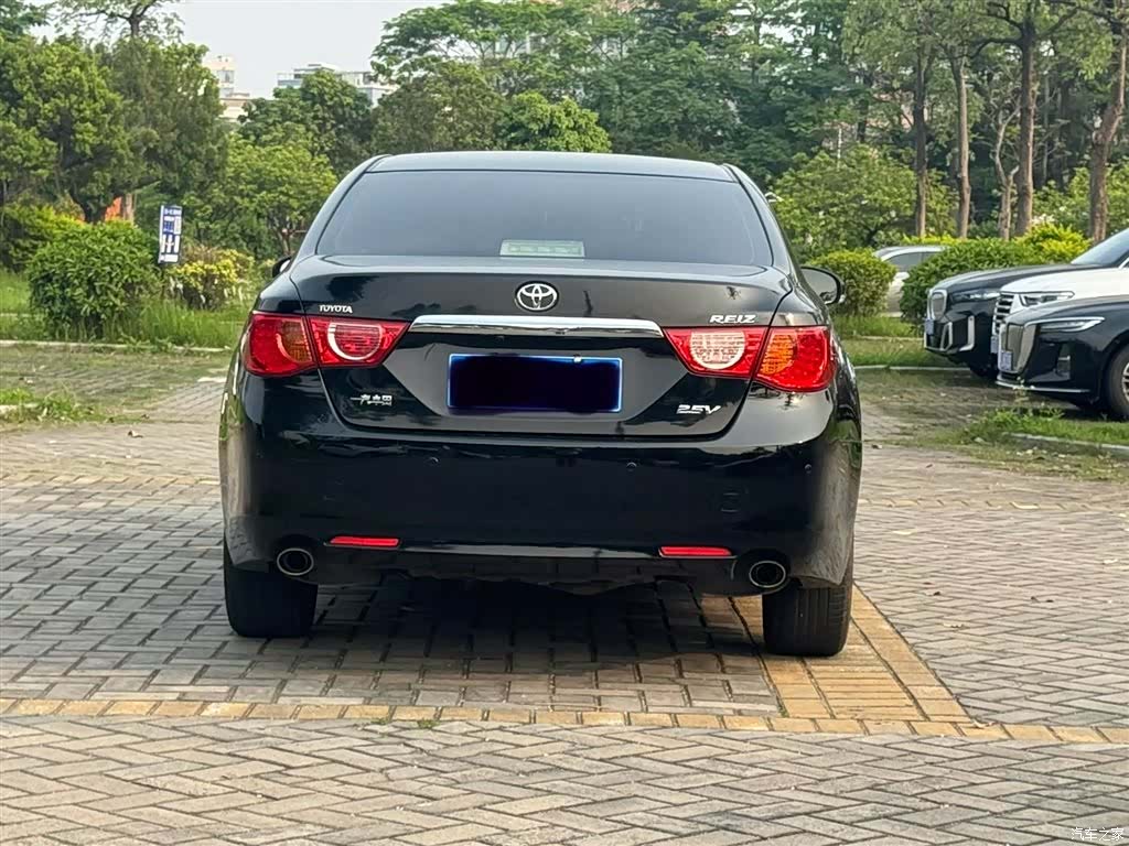 Toyota 2.5V, 2011 8