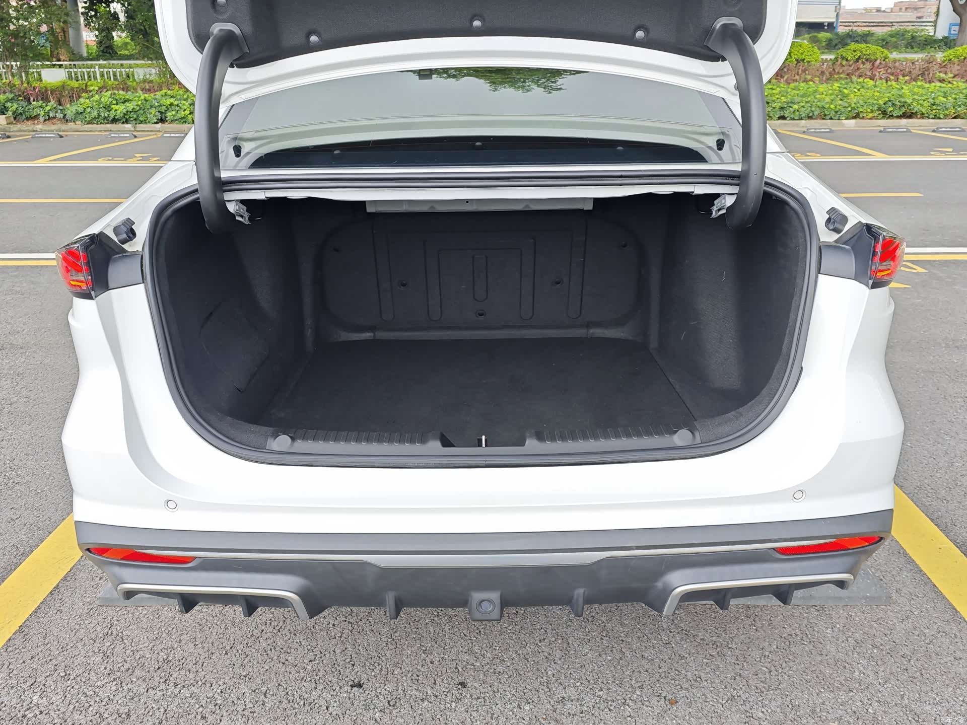 Geely Galaxy L6, 2024 27
