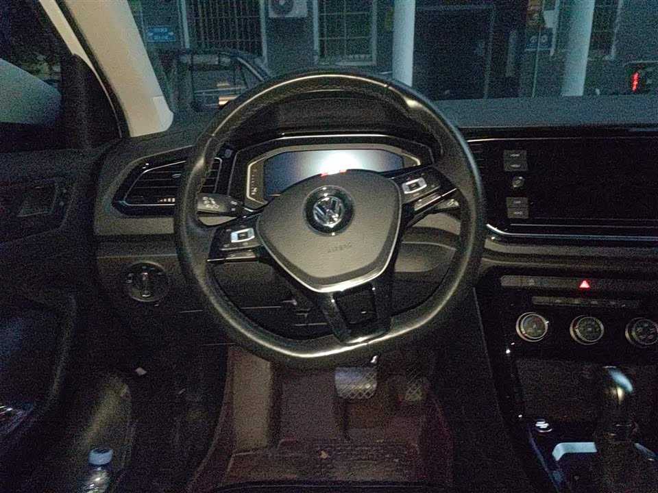 Volkswagen T-ROC exploring Songs