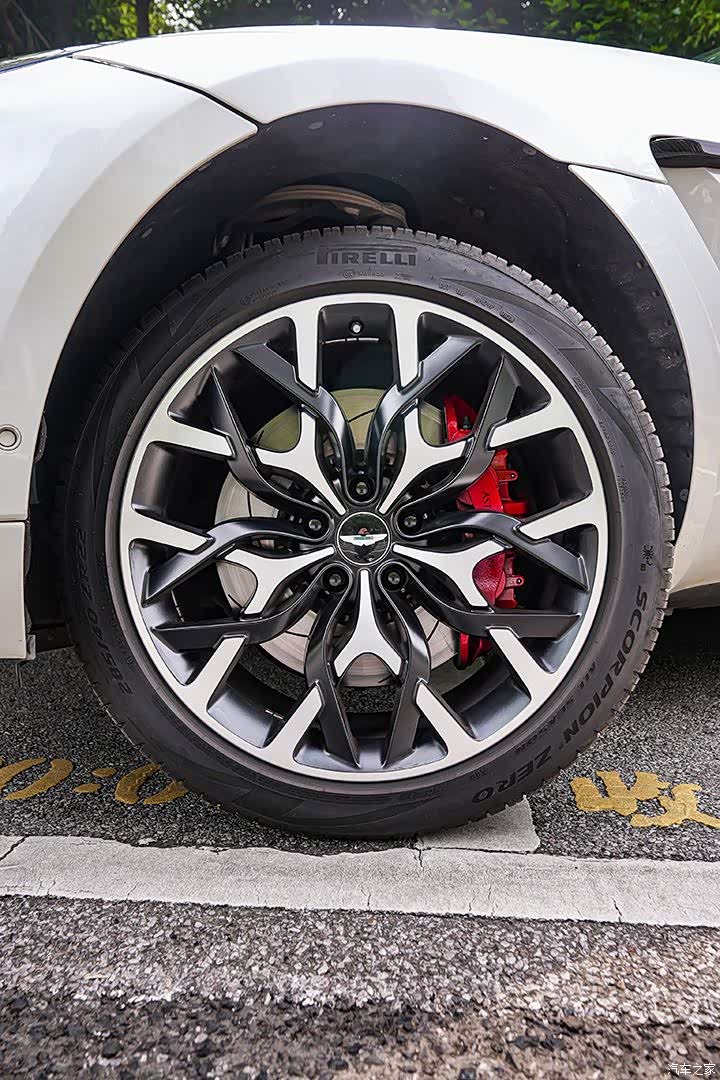 Aston Martin DBX, 2020 9