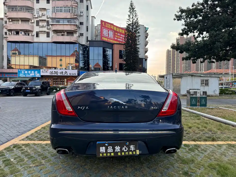 Jaguar XJ