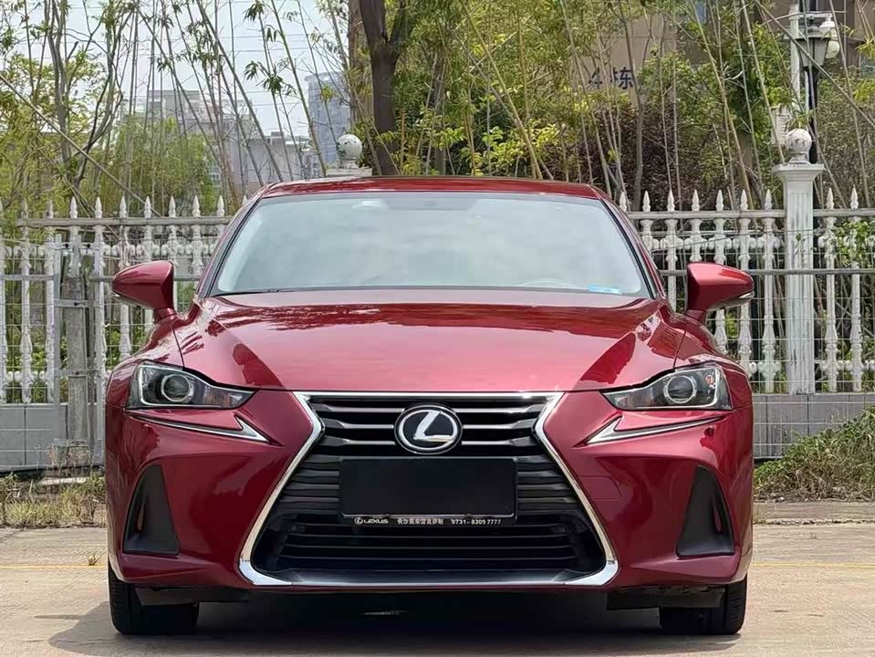 Lexus IS