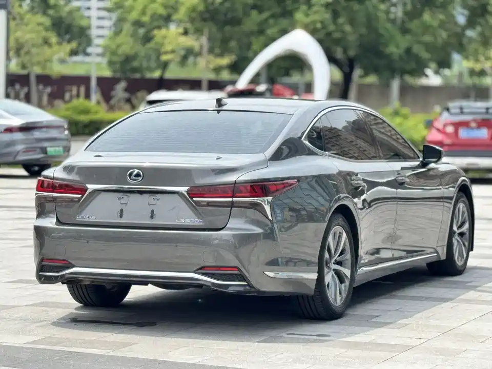 Lexus LS