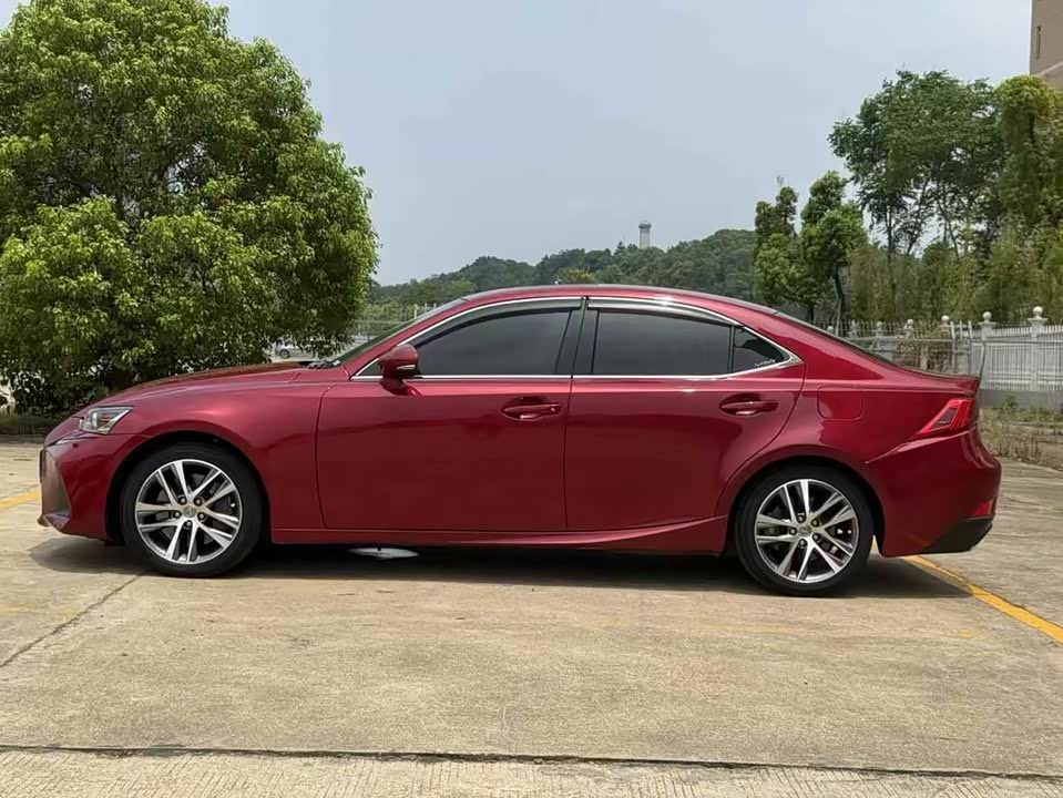 Lexus IS