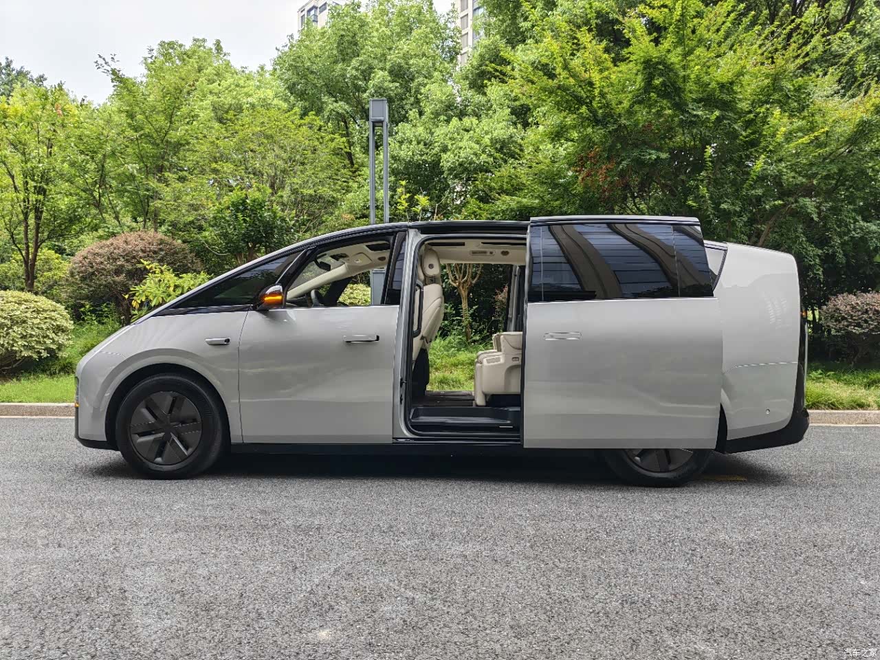 Li Auto MEGA, 2025 3