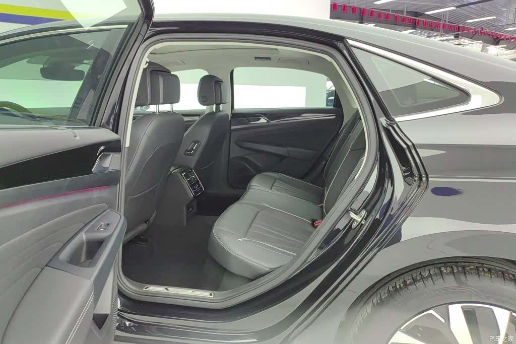 Volkswagen Passat, 2024 11