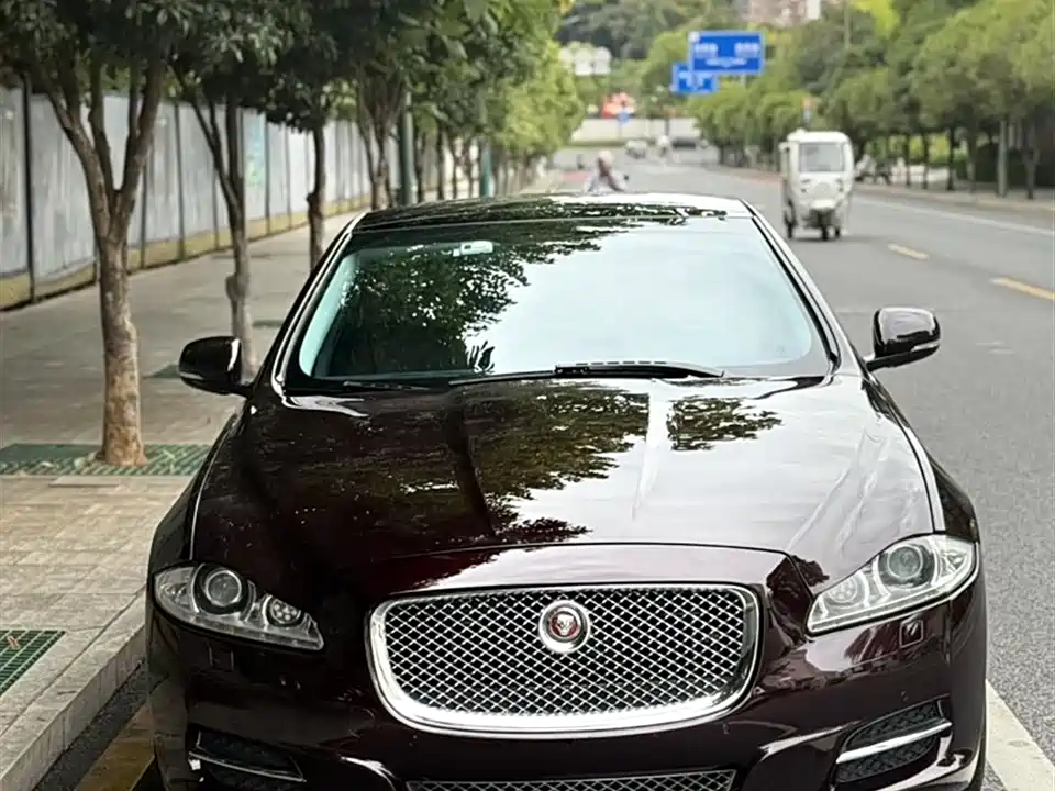 Jaguar XJ