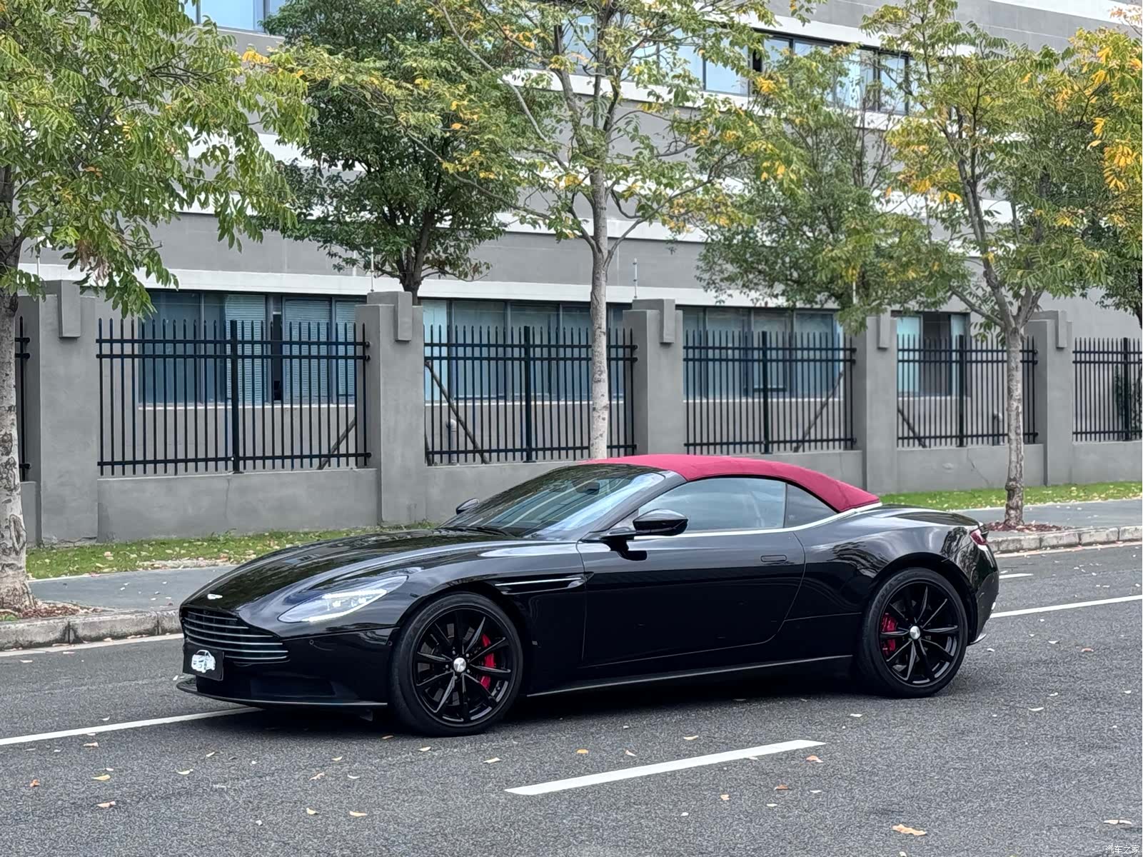 Aston Martin DB11, 2019 13