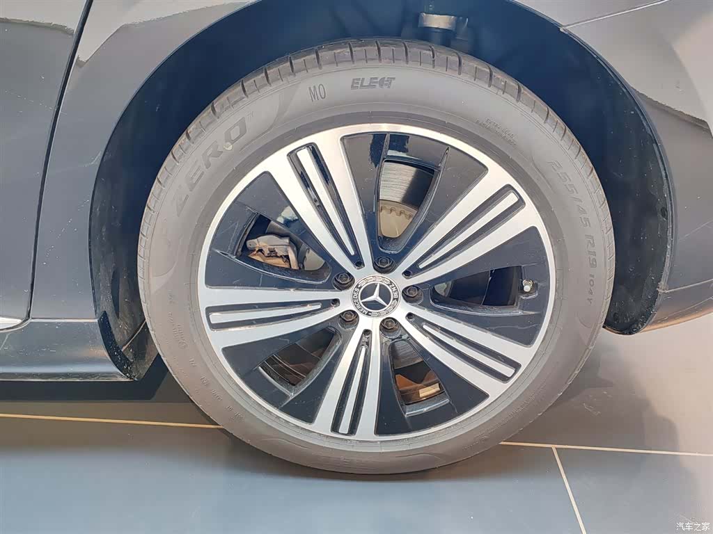 Mercedes-Benz EQE, 2025 12