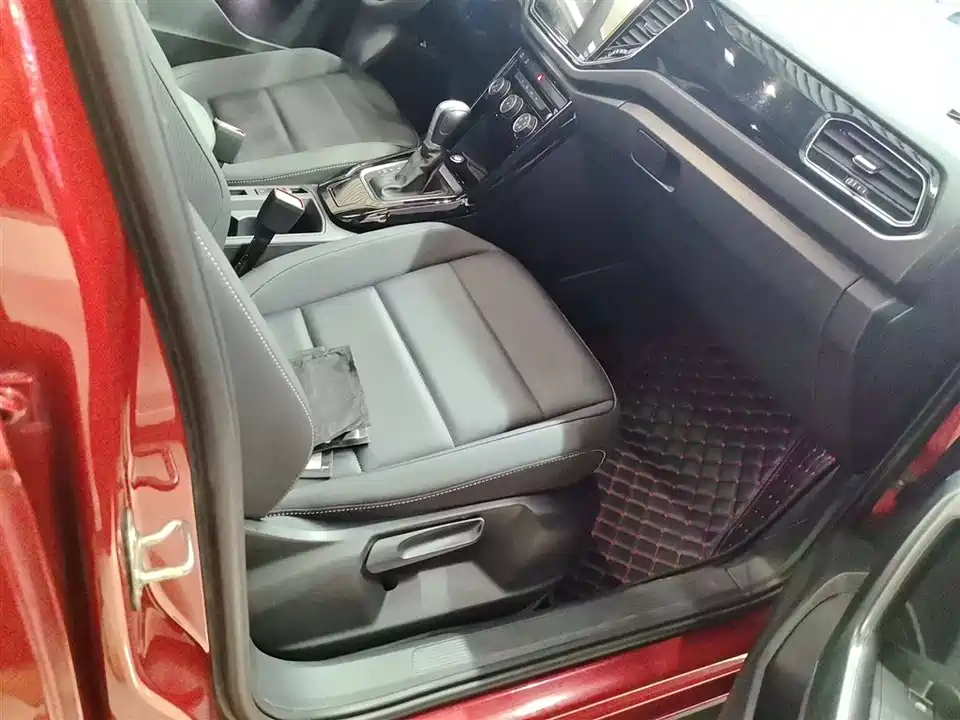 Volkswagen T-ROC exploring Songs