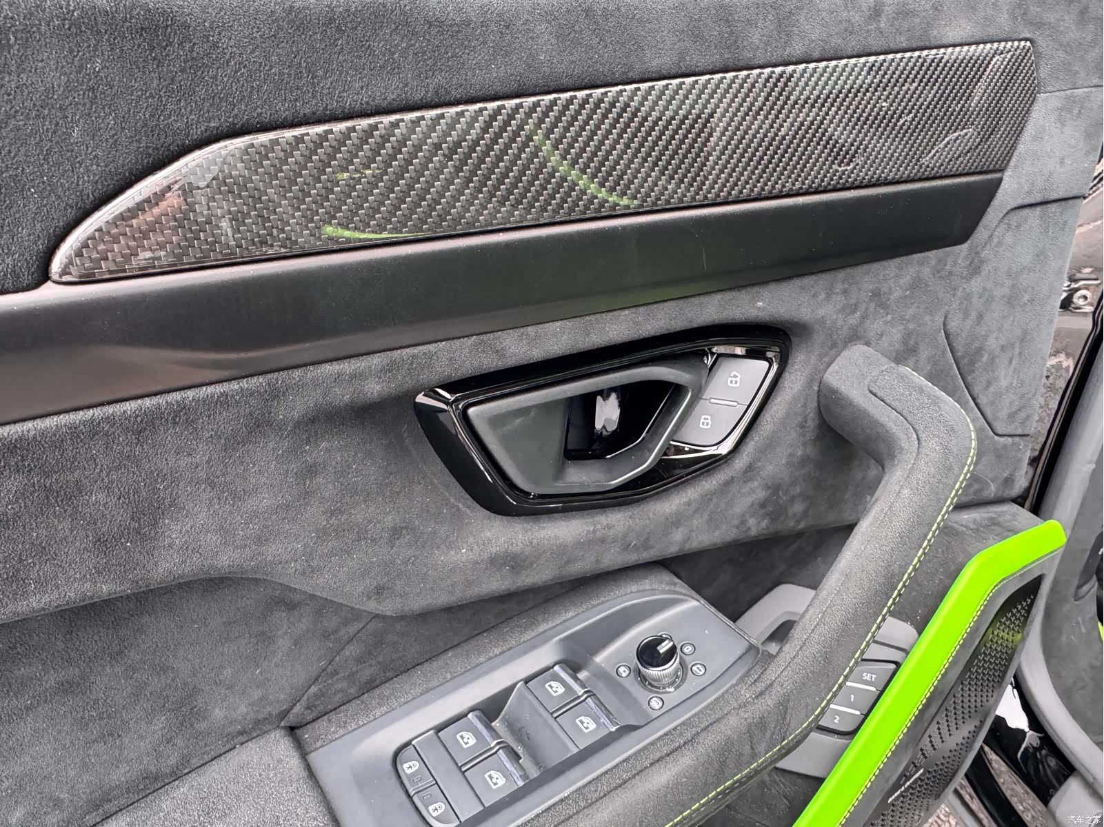 Lamborghini Urus, 2023 9