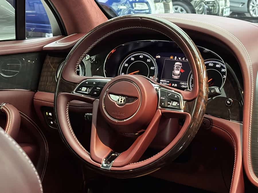 Bentley Bentayga 2018, фото 10