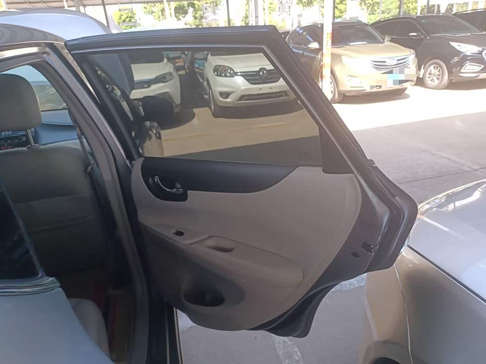 Nissan TIIDA Nissan TIIDA