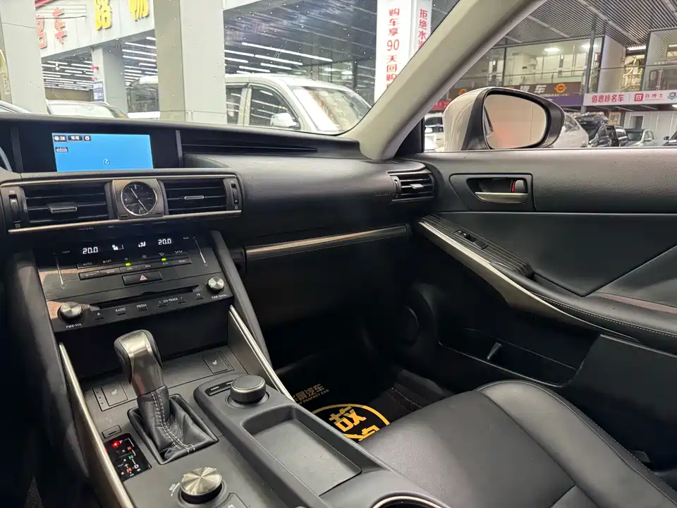 Lexus IS