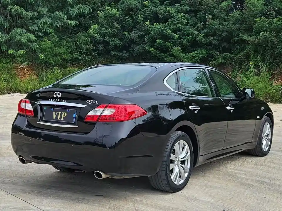 Infiniti Q70
