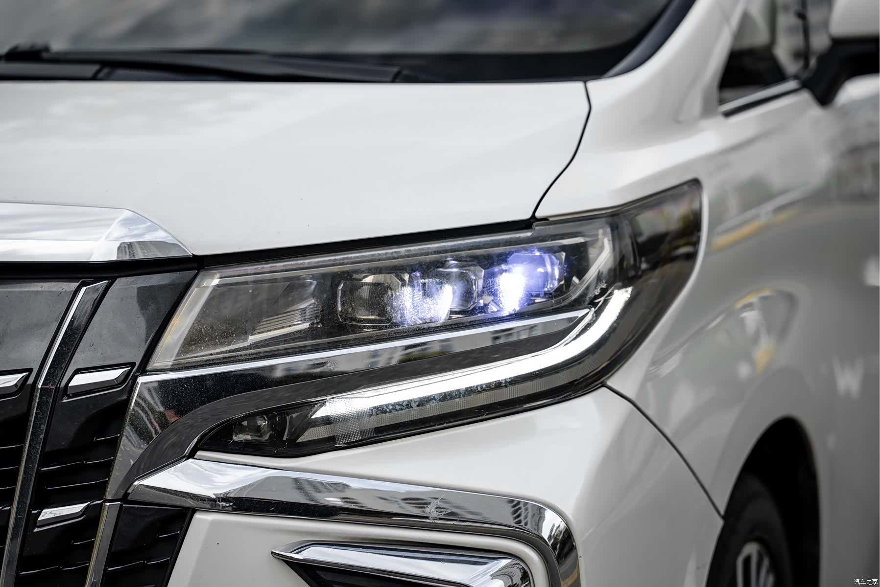Toyota Alphard, 2015 3