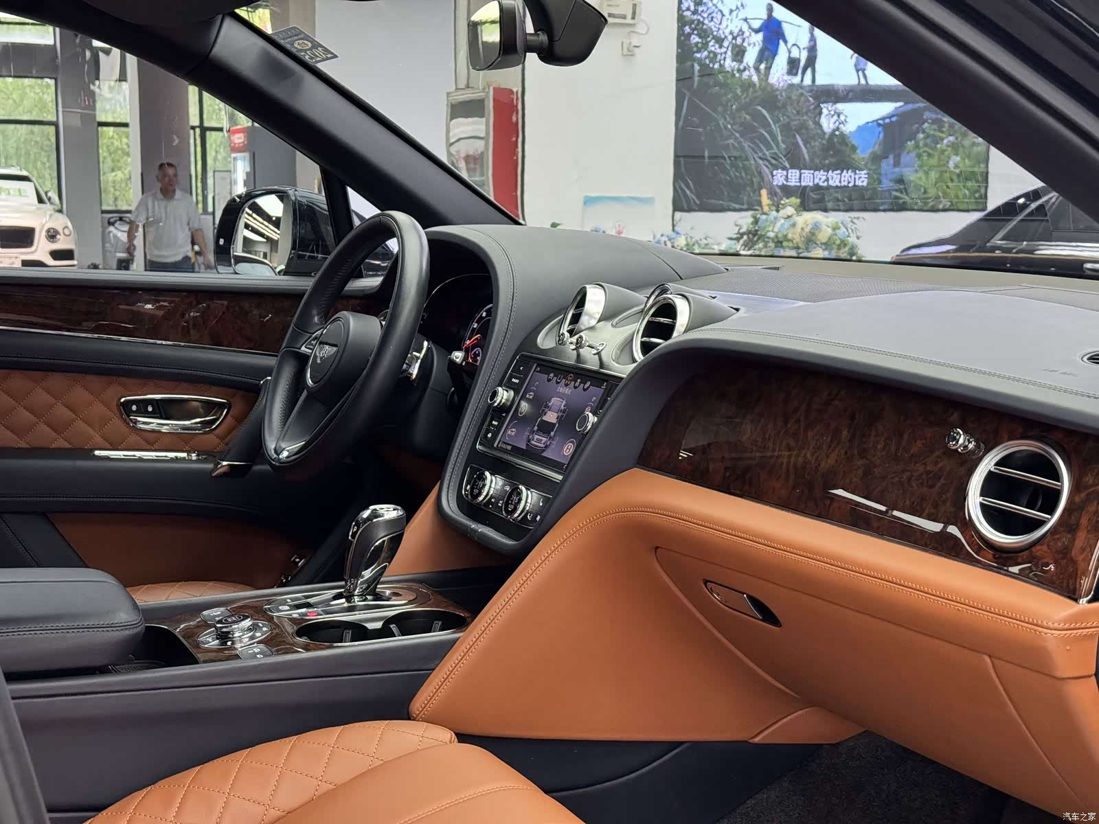 Bentley Bentayga, 2017 9