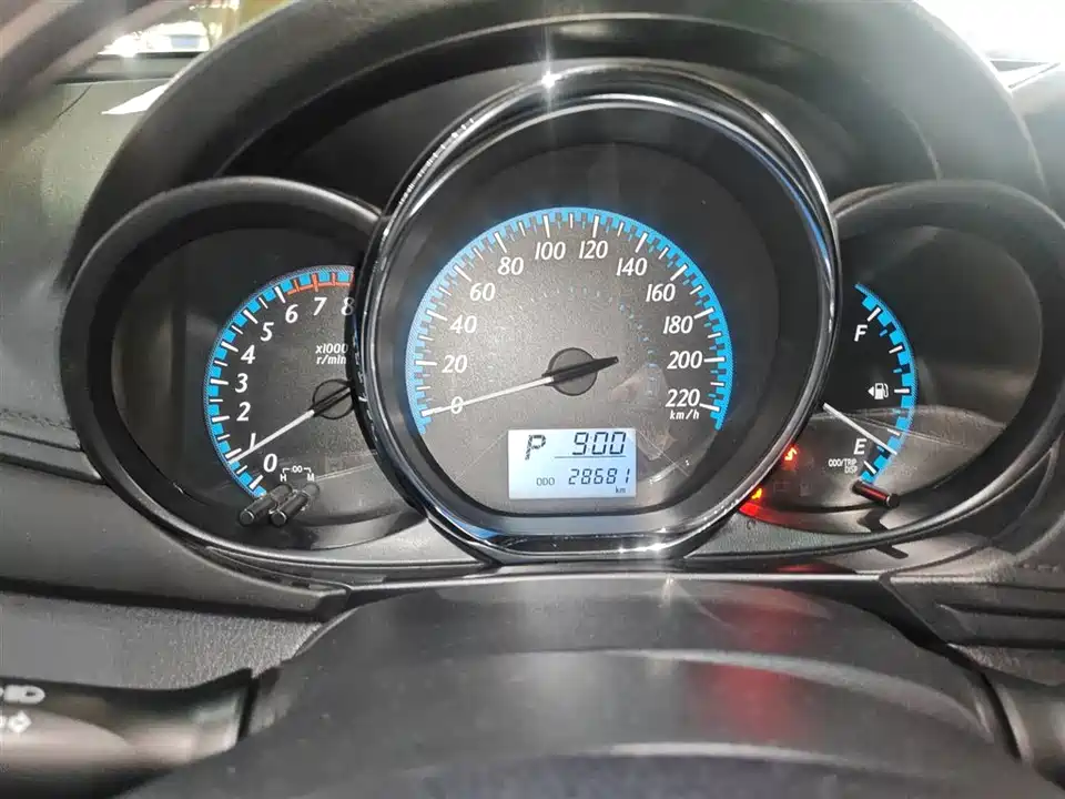 Toyota YARiS L to enjoy