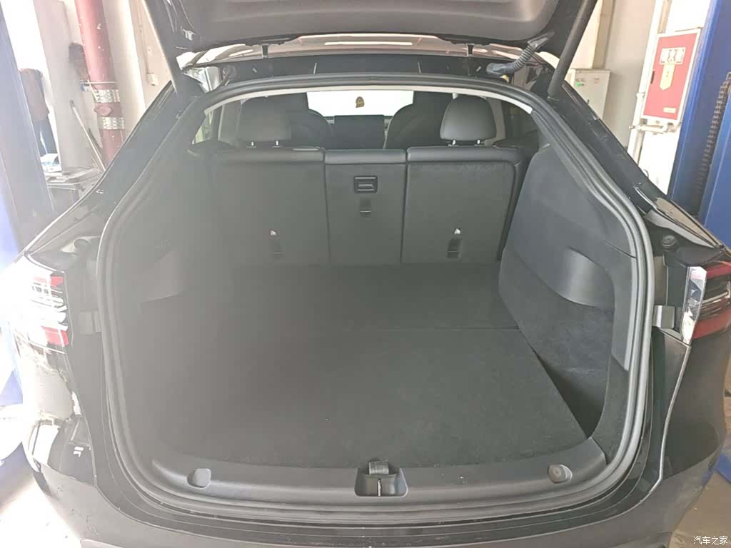 Tesla Model Y, 2023 19