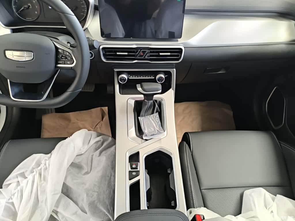 Geely Coolray, 2026 14