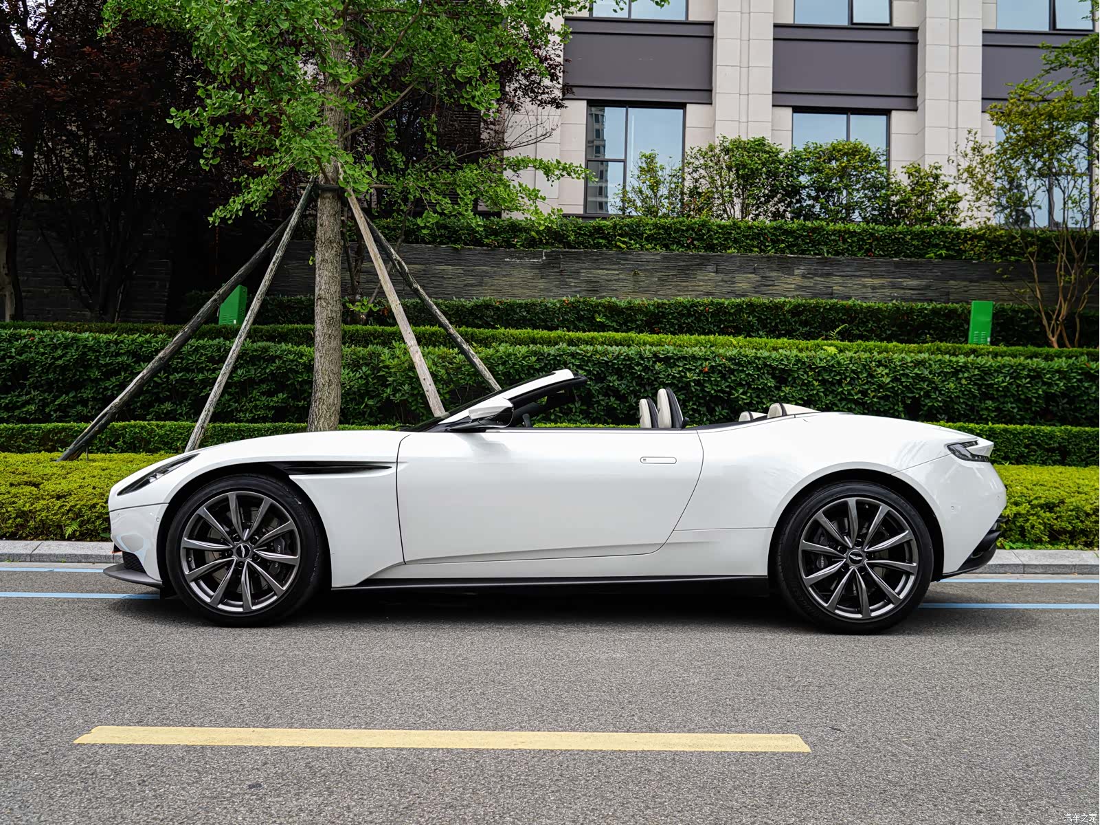 Aston Martin DB11, 2020 все фото